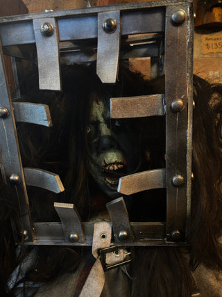 Jackal - Thir13en Ghosts - animatronic recreation